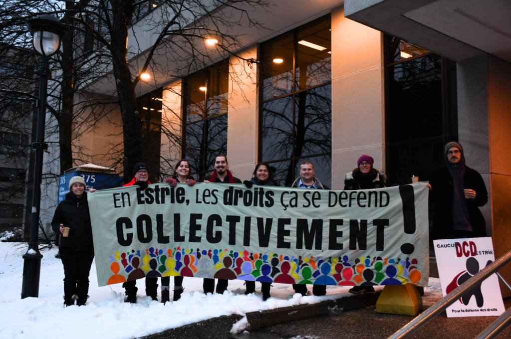 Une bannière avec le slogan: En Estrie, les droits ça se défend collectivement!